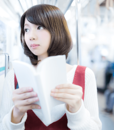 想いに耽る女性