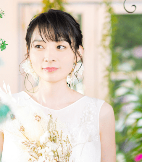 植物に囲まれた女性