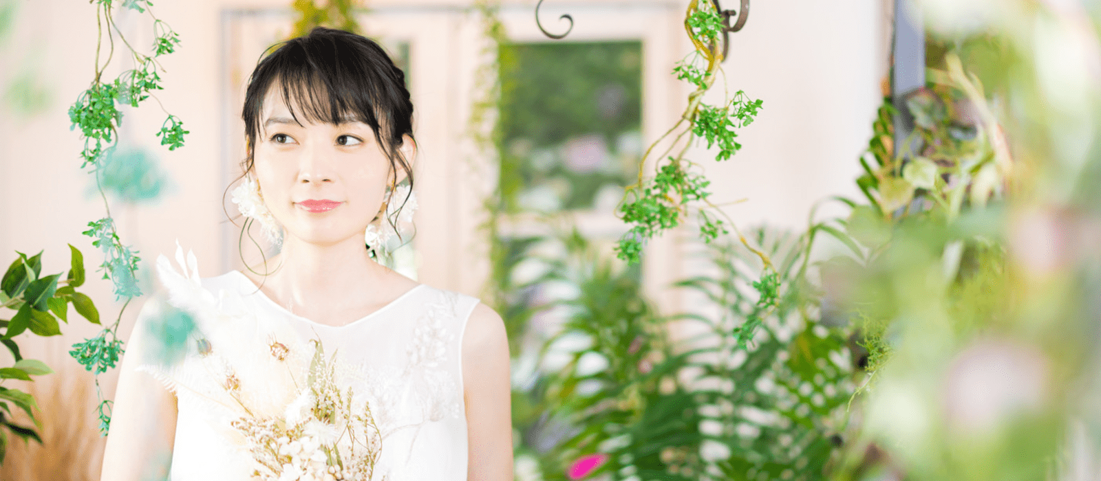 植物に囲まれた女性