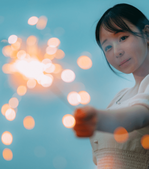 花火をする女性