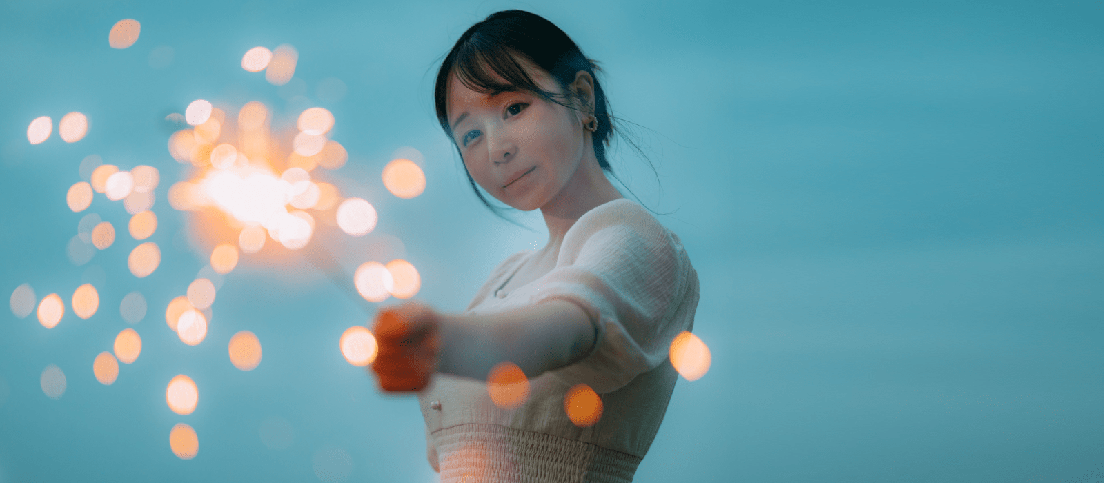 花火をする女性